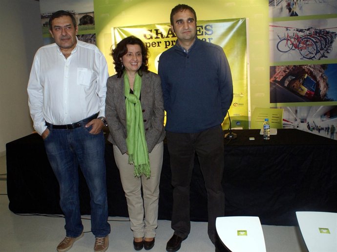 Fina Santiago con los presidentes de Médicos Mundi e Ingeniería Sin Fronteras