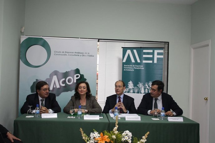 La consejera de la Presidencia, Mar Moreno; el consejero de Medio Ambiente, José