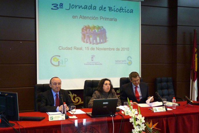 El consejero de Salud (I) durante la inauguración de las jornadas
