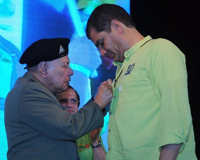 El presidente de Ecuador, Rafael Correa, recibiendo una condecoración del Gobier