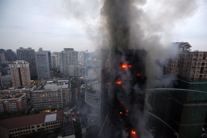 Edificio en llamas en Shanghai
