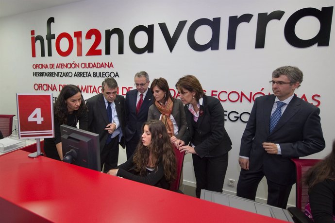 Sanz inaugura la nueva Oficina de Información Ciudadana de Pamplona.