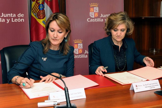 La consejera de Administración Autonómica, Isabel Alonso, y la presidenta de Aev