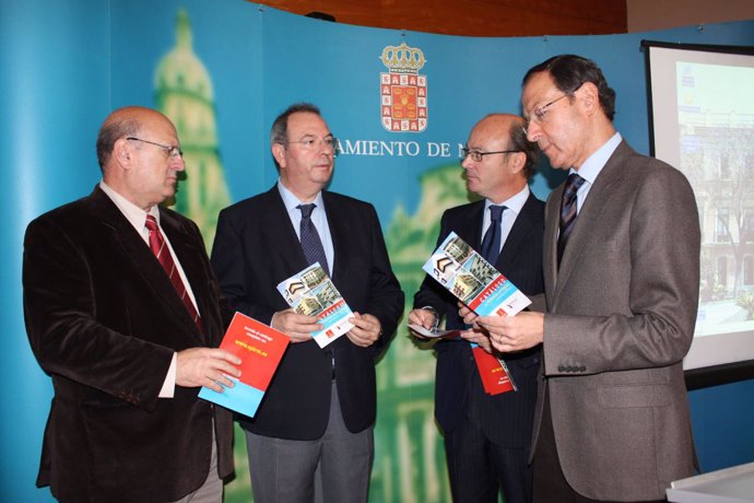 El alcalde de Murcia ojea el folleto