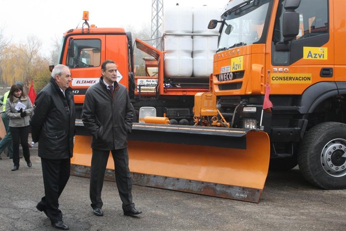El subdelegado del Gobierno, Cecilio Vadillo, ante una pala quitanieves en Torde