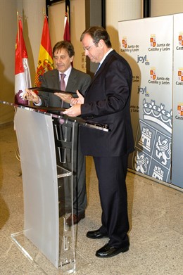 El presidente de FEVE, Ángel Villalba, y el consejero de Fomento, Antonio Silván