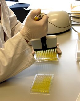 Trabajos de precisión en un laboratorio científico