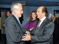 Griñán traslada por Facebook y Twitter su felicitación "a toda Andalucía"