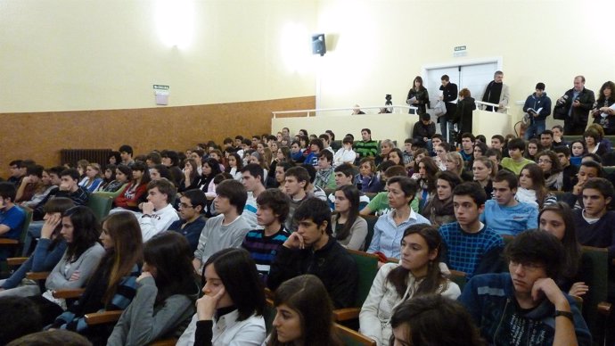 Alumnos participantes en una campaña de educación vial en Pamplona.