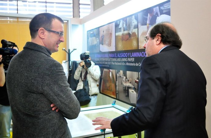 Salvador Muñoz conversa con Juan Vicente Herrera, presidente de la Junta de Cast