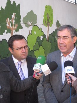 El secretario general del PSOE-A de Málaga, Miguel Ángel Heredia, y su homólogo 