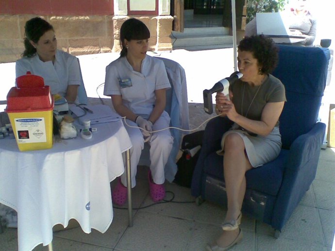 Dos sanitarias realizan una consulta