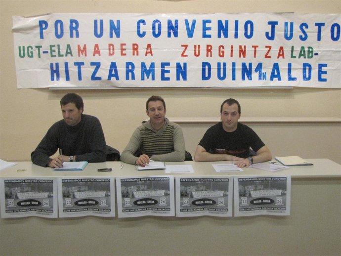 Representantes de ELA, UGT y LAB en la industria de la madera en Navarra.
