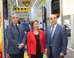 La consejera de Sanidad y Consumo, María Ángeles Palacios (c), jutno al director