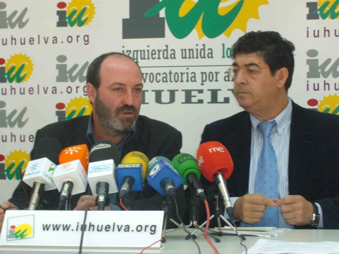 Valderas (a la derecha) en rueda de prensa