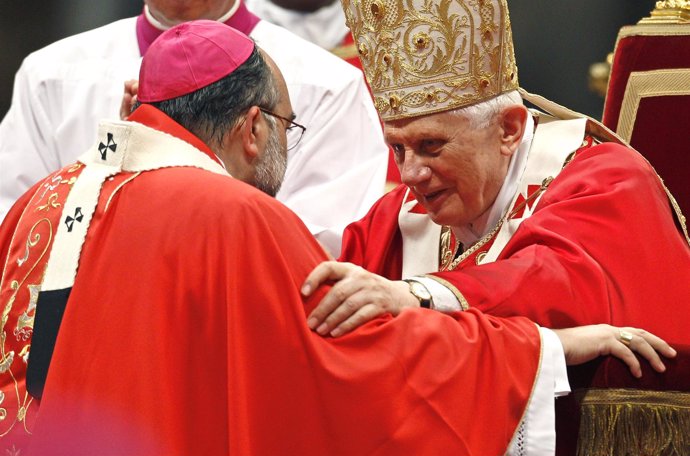 Papa Benedicto XVI recibe al arzobispo Sanz Montes