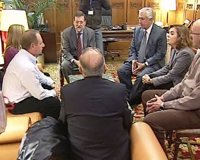 Rajoy promete cambiar el Código Penal para que haya Prisión Permanente Revisable, según anuncia el padre de Marta