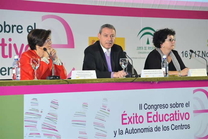El consejero de Educación, Francisco Álvarez de la Chica, clausurando el congres