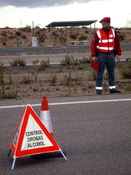 Un agente de la Policía Foral atiende uno de los controles.