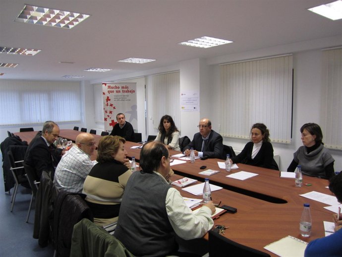 Reunión de representantes de Cruz Roja y empresarios