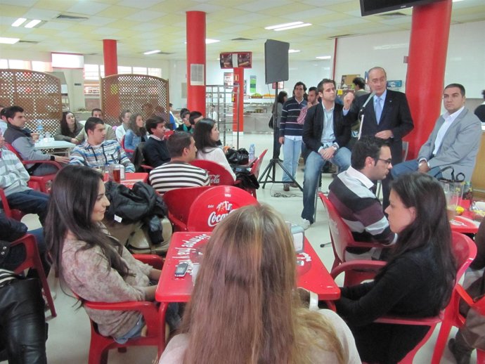 De la Torre y Bendodo con universitarios