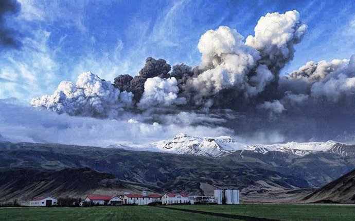 Humo negro tras la erupción del volcán Eyjafjallajokull en Islandia