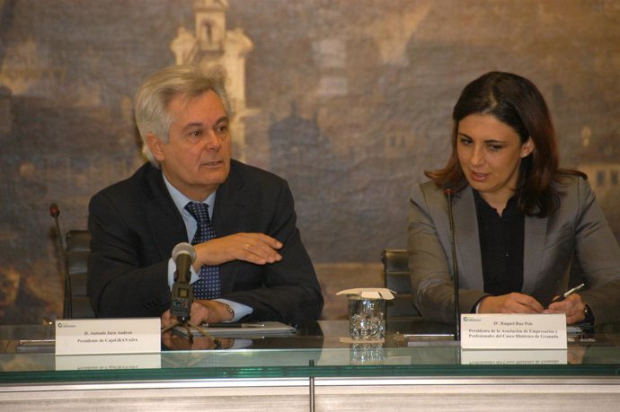 Antonio Jara y la representante de los empresarios.
