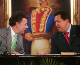 Los presidentes de Colombia, Juan Manuel Santos; y de Venezuela, Hugo Chávez.