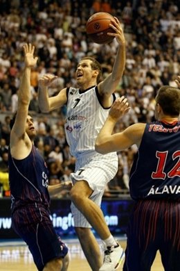 Caja Laboral contra el Partizan