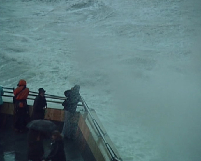 Las olas inundan el paseo marítimo de Gijón