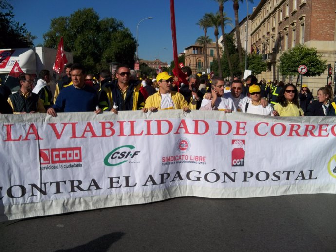 Unos 400 trabajadores se concentran por las calles de la ciudad contra el Apagón