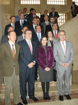 Beatriz Corredor con el delegado del Gobierno y los representantes municipales