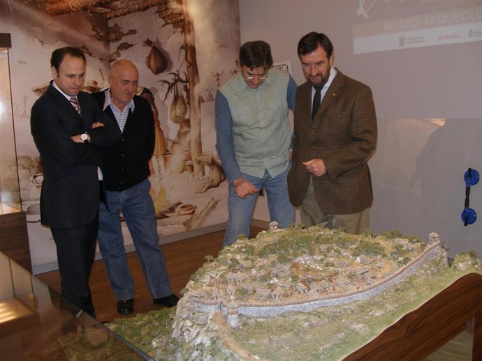 El consejero Corpas visita al aula de arqueología de Las Eretas.