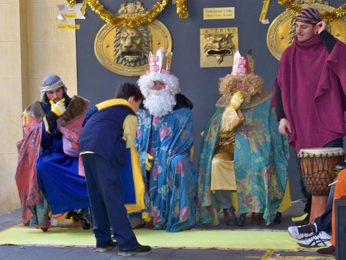 Un niño lleva a los Reyes Magos las reclamaciones de los trabajadores