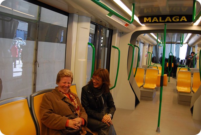 María Gámez en el interior del prototipo de vagón del metro de Málaga