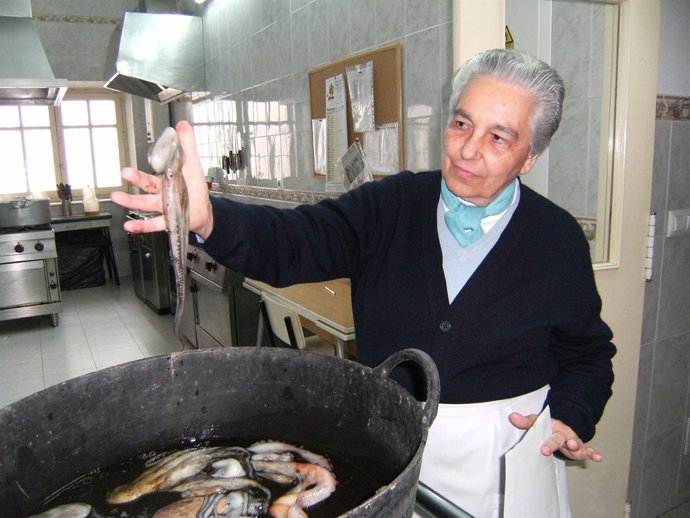 Una hermana del comedor social La Milagrosa de Almería muestra un pulpo 'inmadur