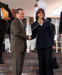 Los ministros de Exteriores de Ecuador, Ricardo Patiño, y de Colombia, María Áng