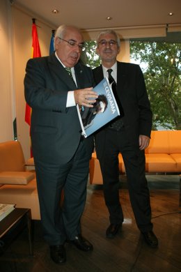 El Presidente del Principado, Vicente  Álvarez Areces, y el director de la revis