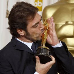 Javier Bardem besa su Oscar tras la gala