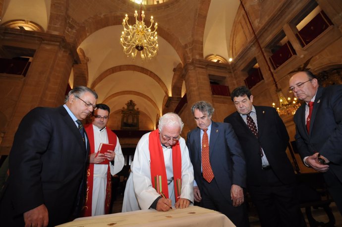 Caja Mediterráneo dona una lámpara a la Basílica de la Santa y Vera Cruz de Cara