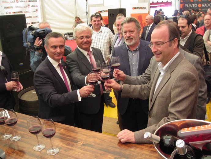 Juan Deus brinda con responsables locales en la IV Feria del Vino y Brandy de Al