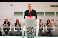 Griñán asegura que la defensa de los empleados públicos "la hace el PSOE" porque el PP "no los necesita"