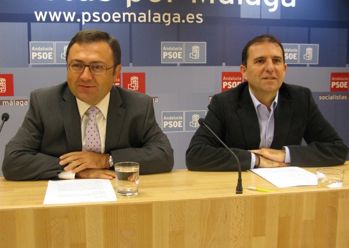 El secretario general del PSOE malagueño, Miguel Ángel Heredia, y el portavoz so