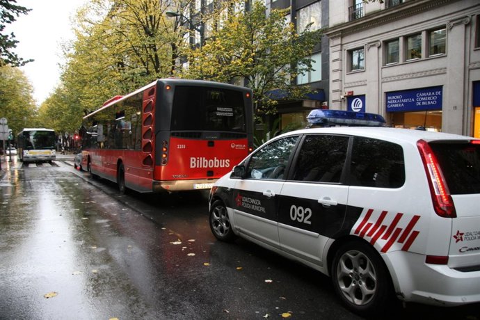Bilbobus y coche patrulla