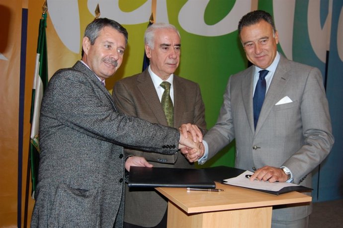 Francisco Pérez, de Turismo Andaluz; Luciano Alonso, y Felipe Maestro, de Afcan,