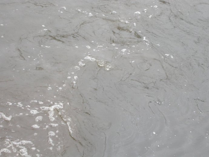 Vertido en la ría de Avilés