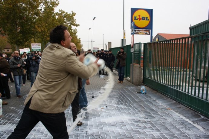 Concentración de ganaderos de vacuno de leche ante Lactalis en Valladolid.