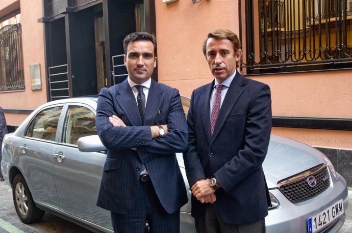 Directivos del IDAE prueban el híbrido de la china BYDm