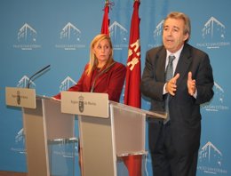 El consejero de Agricultura y Agua en rueda de prensa junto a la de Presidencia 