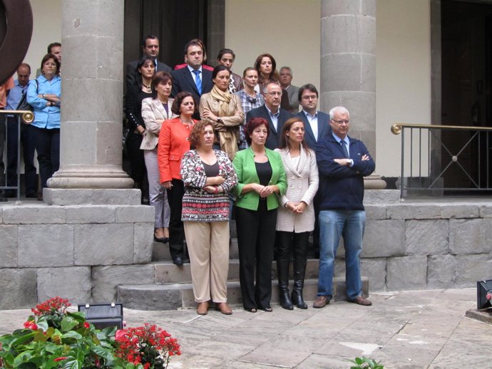 Minuto De Silencio En El Parlamento De Canarias (19/11/2010)